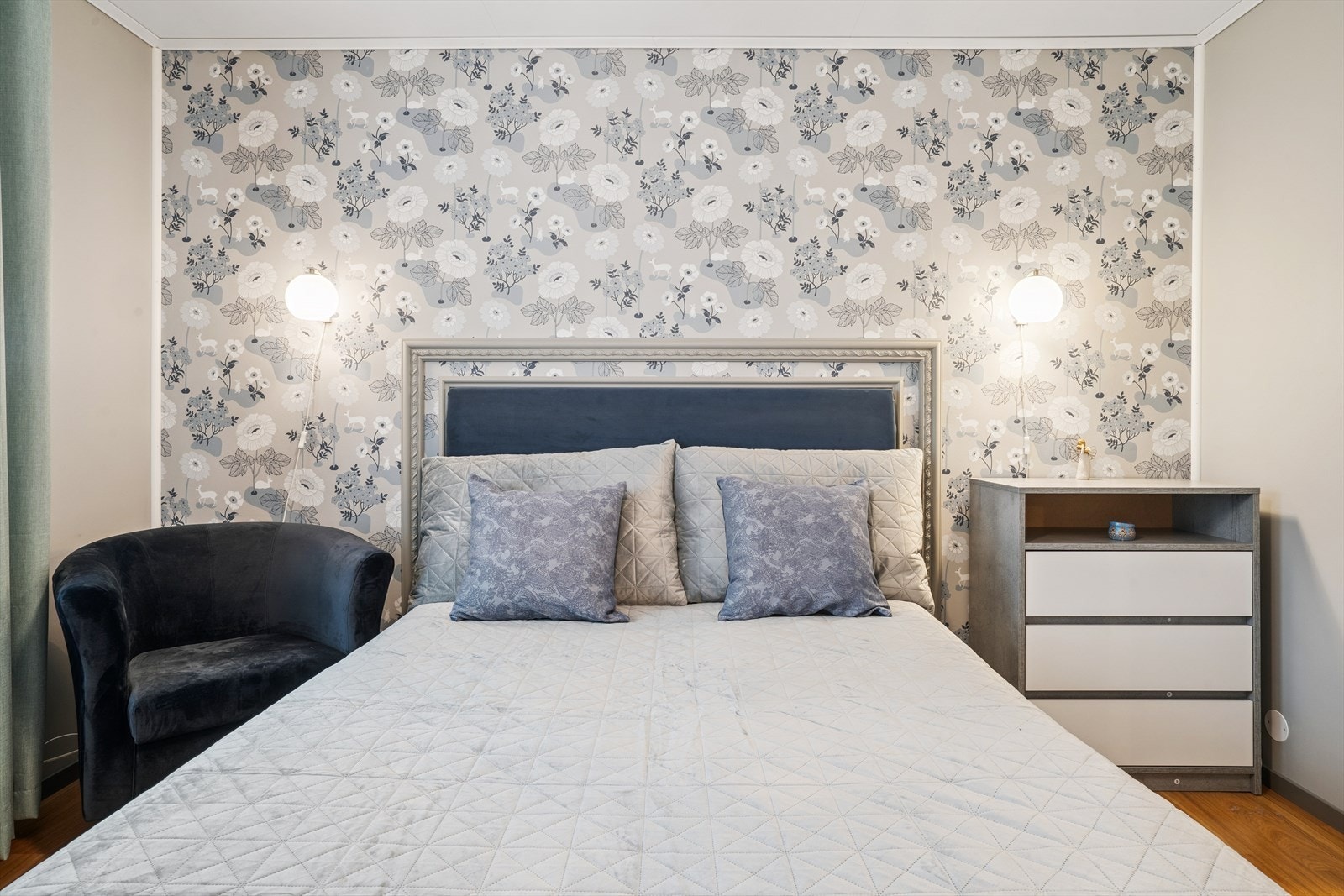 Rommet har en lun atmosfære med tapetserte vegger og parkett på gulvet. Galleribilde