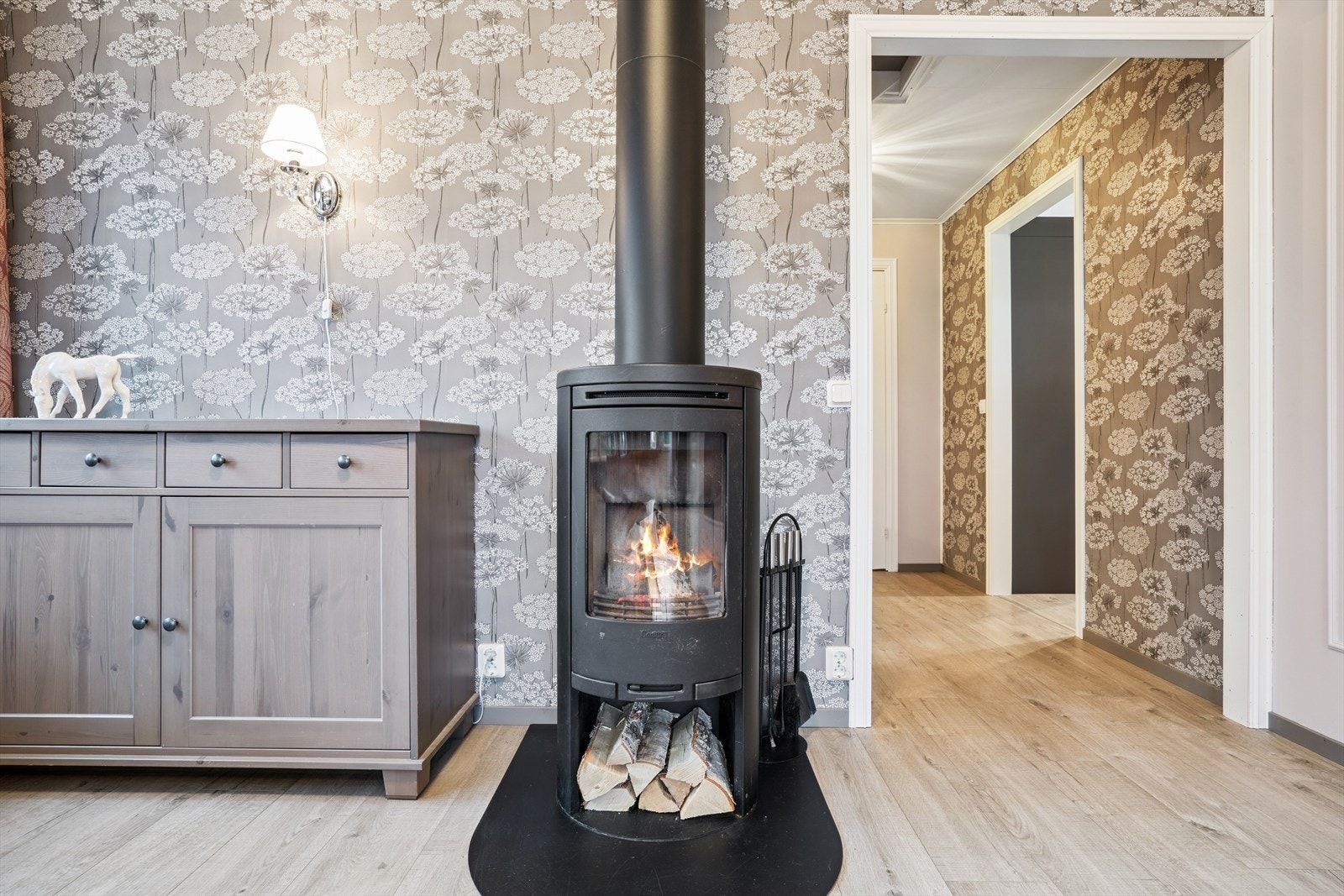 En moderne vedovn sørger for behagelig varme og en hyggelig atmosfære i stuen. Galleribilde