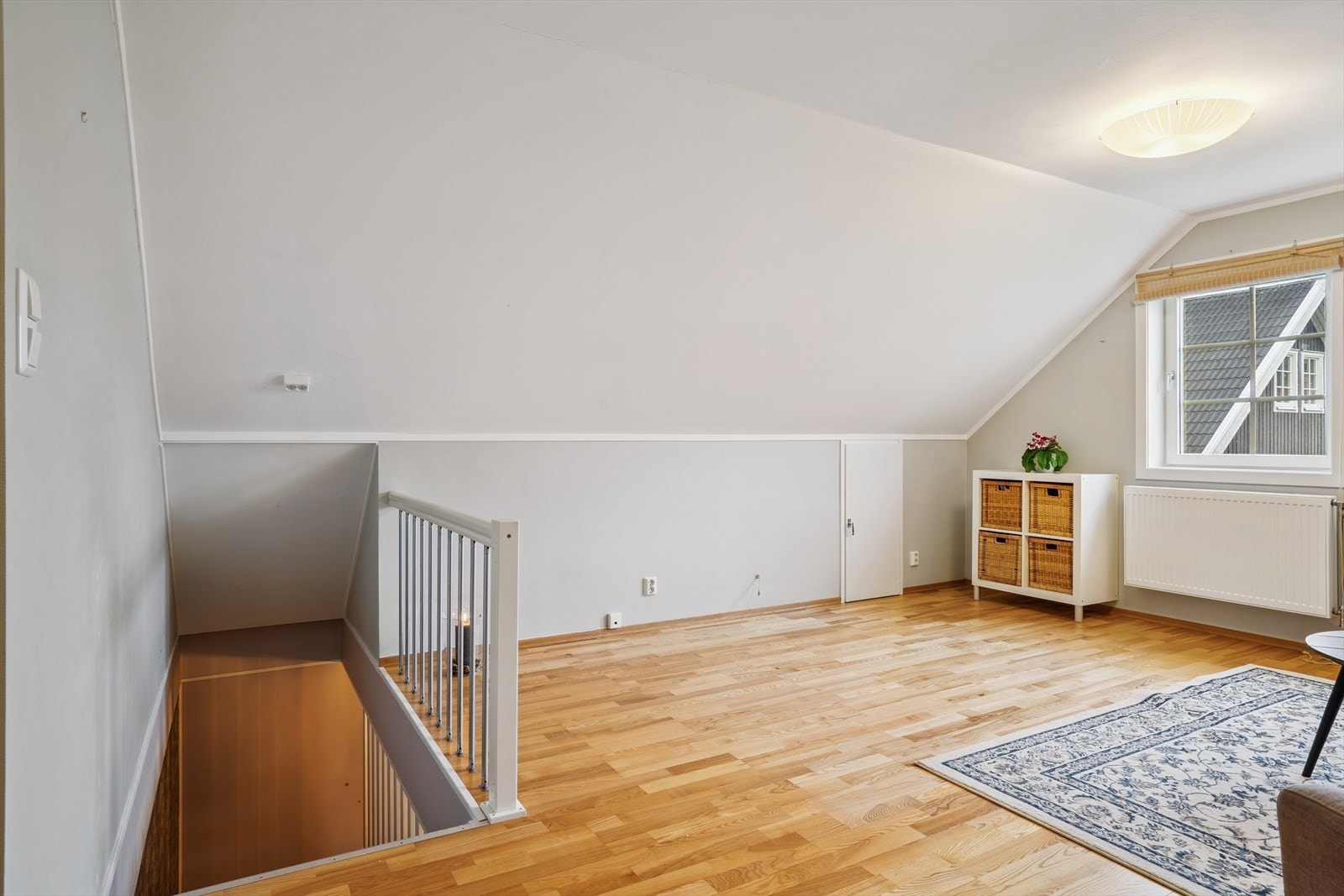 Vi fortsetter opp til andre etasje, som møter deg med en lys og åpen loftstue Galleribilde