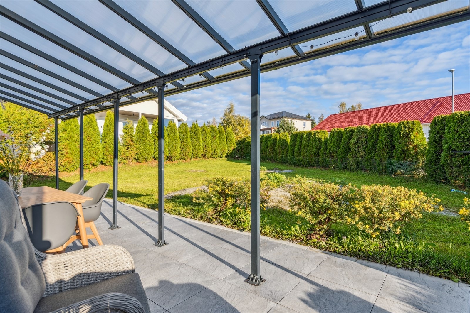 Uteplassen er pent opparbeidet og gir en fin forlengelse av boligens sosiale soner. Galleribilde