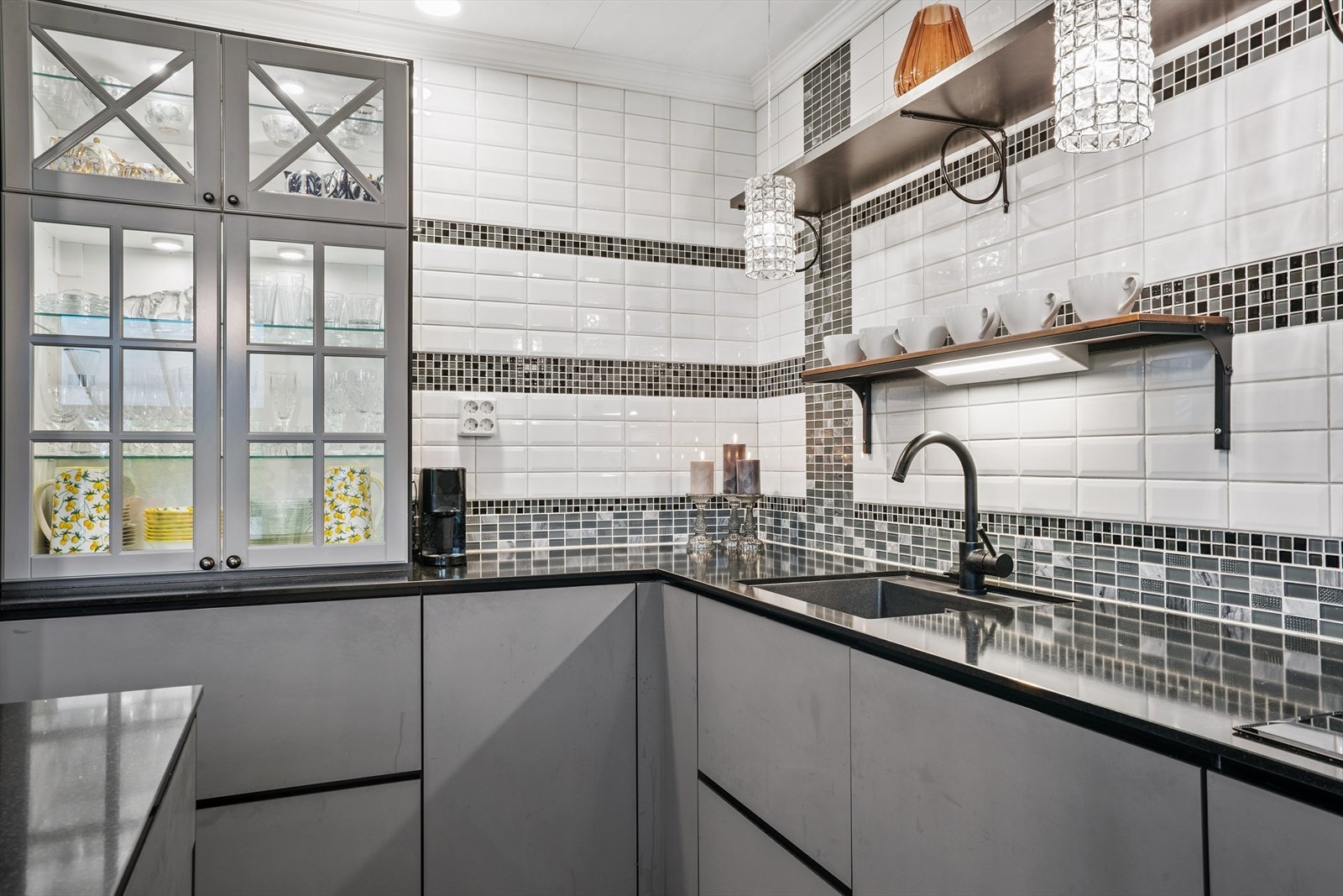 Benkeplaten i kompositt er slitesterk, og vitrineskap gir et elegant preg. Galleribilde