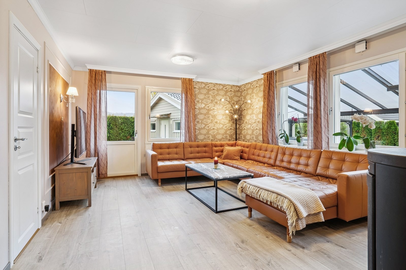 Fra stuen er det direkte utgang til den nord/øst-vendte terrasse. Galleribilde