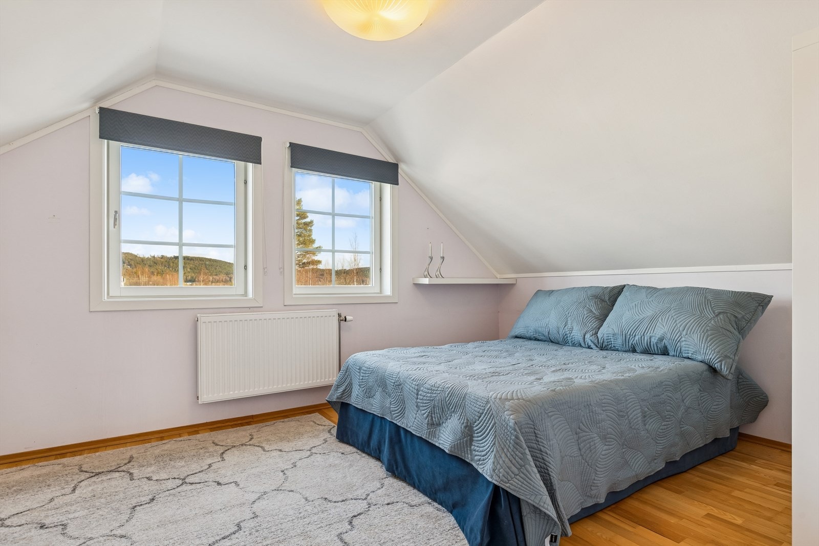 2. etasje er innredet etter byggeår, og det foregår en bruksendring for å få 2. etasje godkjent til varig opphold. Her innredet som soverom Galleribilde