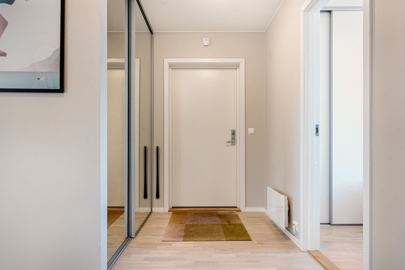 Skyvedørsgarderobe i gangen. Galleribilde