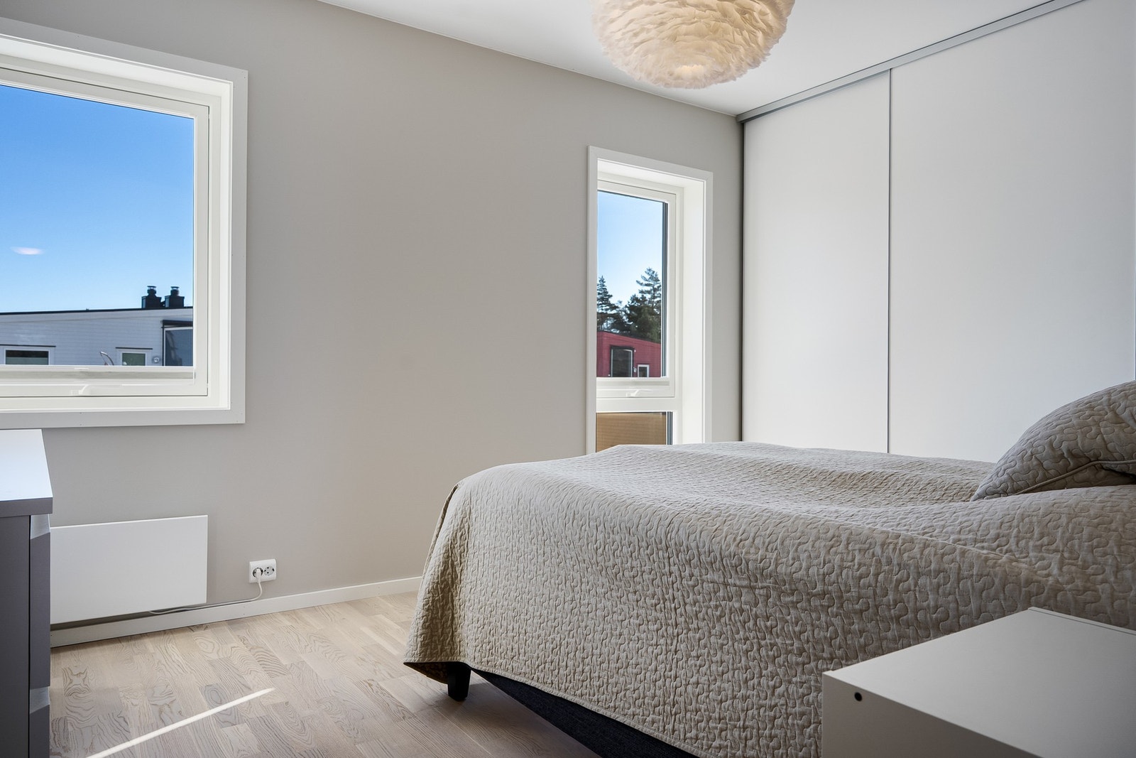 Hovedsoverommet har integrert skyvedørsgarderobe som gir rikelig med skapplass. Galleribilde