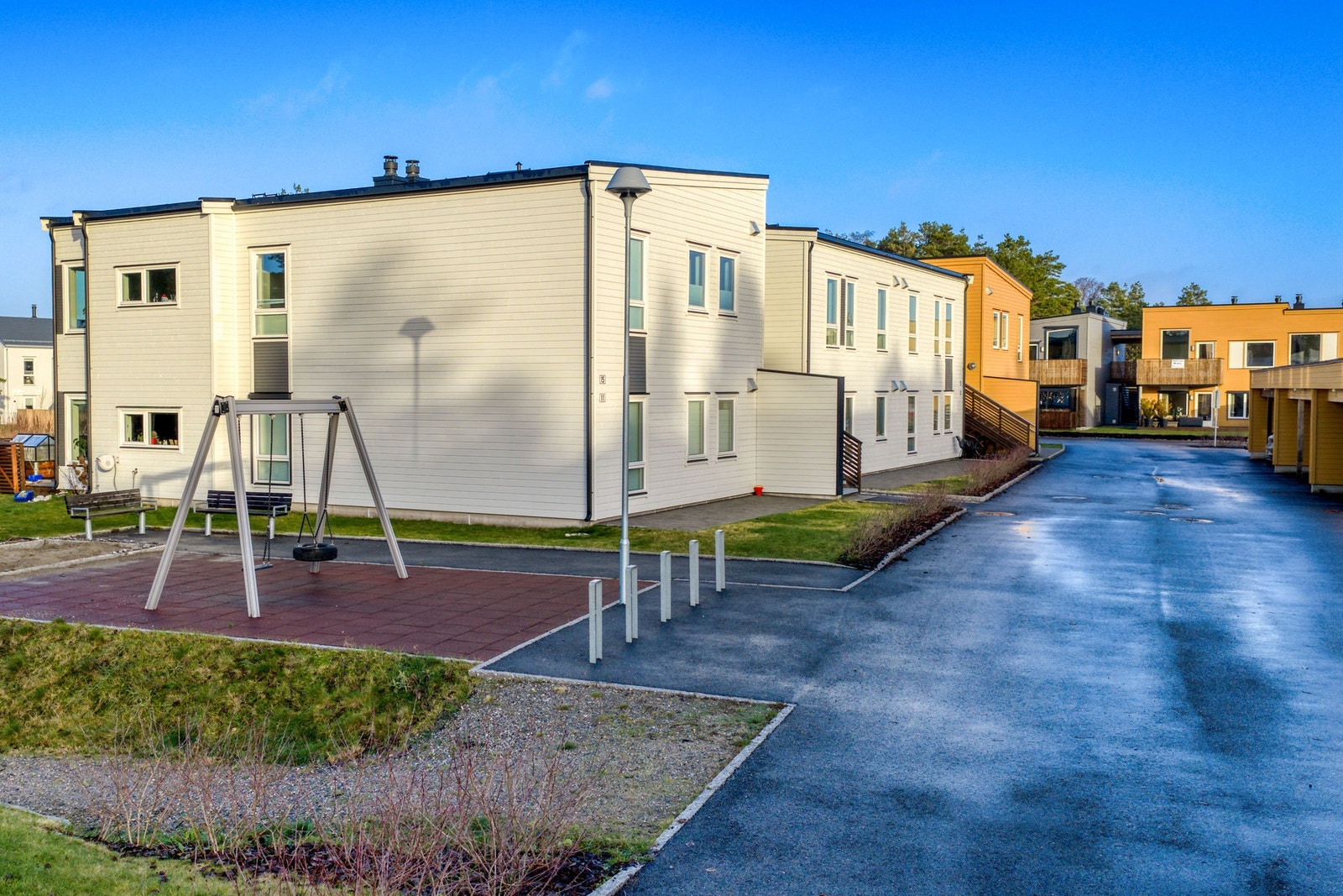 Lekeplass rett ved boligen som er felles! Galleribilde