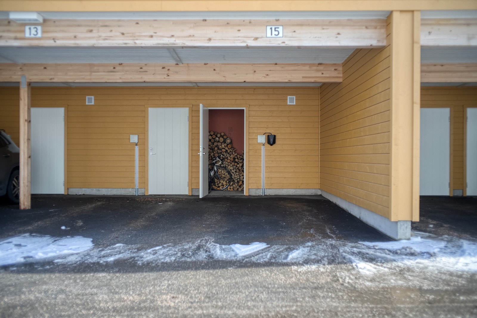 Carport med el-billader og utvendig sportsbod følger med. Galleribilde