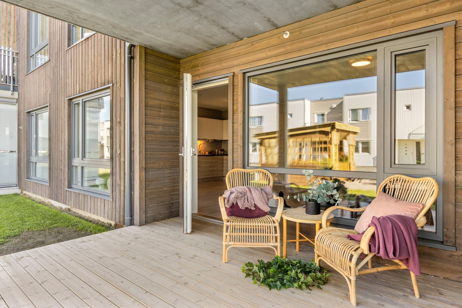 Romslig og solrik markplatting med utgang fra stuen. Galleribilde