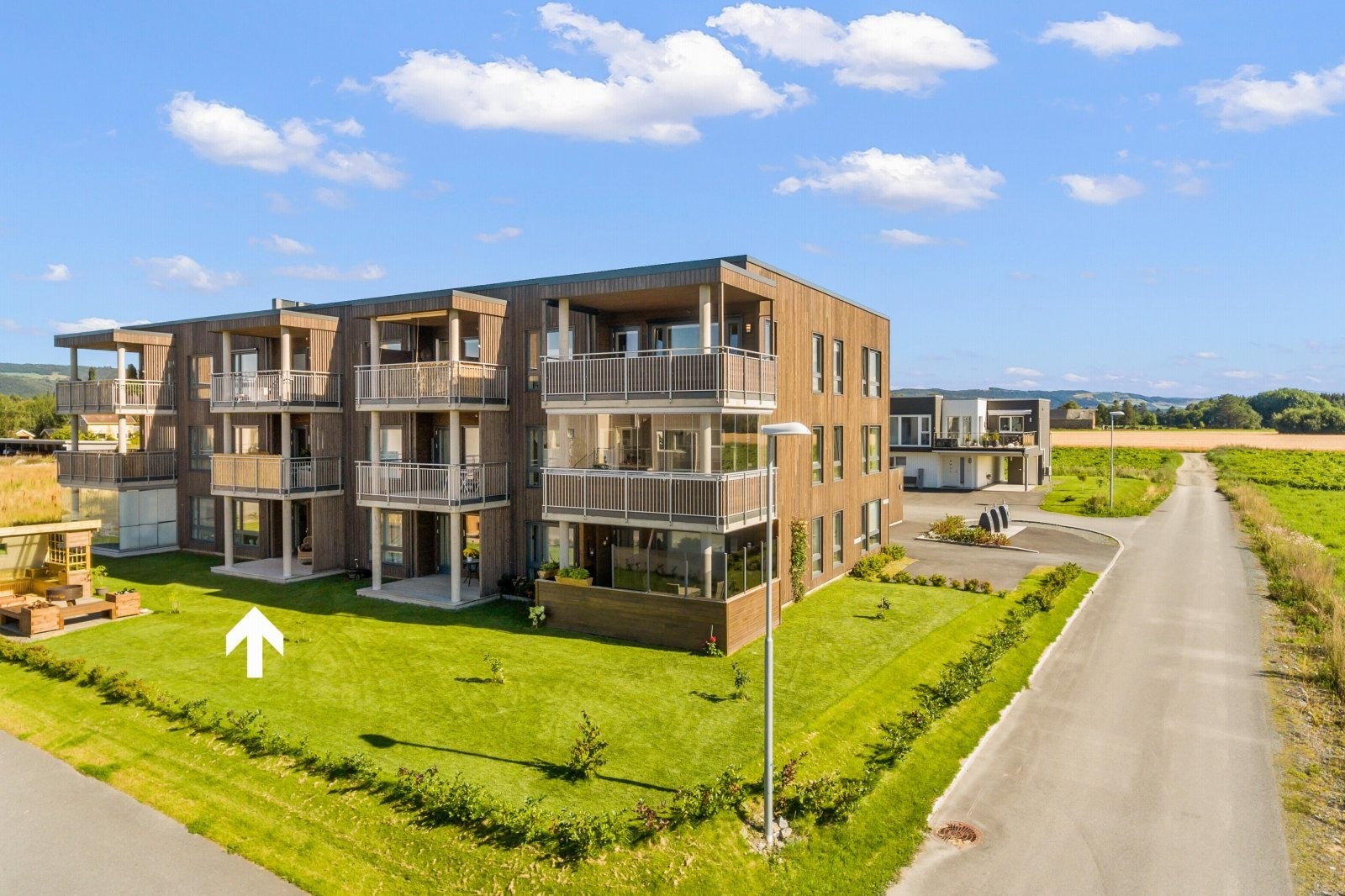 Fin plassering i ytterkanten av feltet, like ved dyrket mark. Trafikkstille og rolig, samtidig kun en kort spasertur unna sentrum. Galleribilde