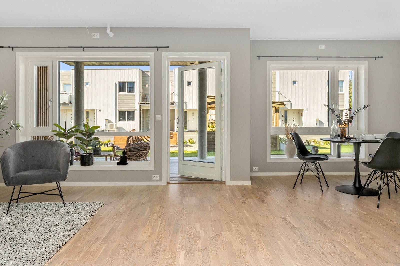 Åpen stue/kjøkkenløsning med store vindusflater og godt med naturlig lysinnslipp. Galleribilde