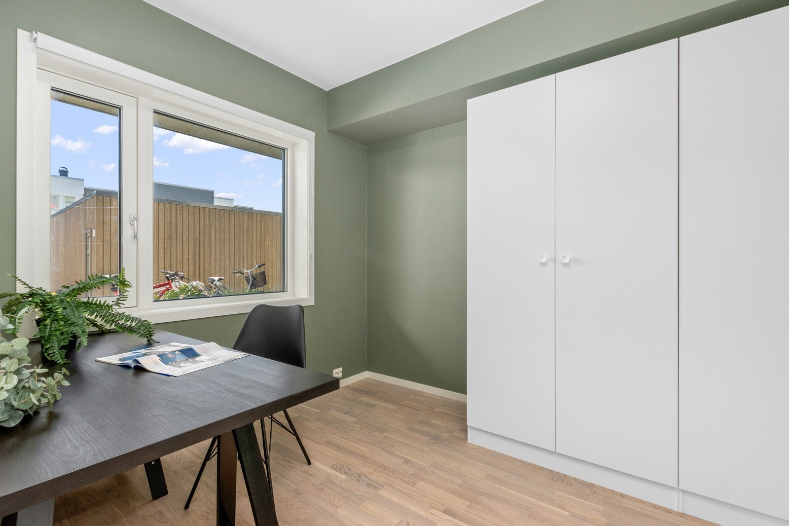 Soverom utstyrt med garderobeskap som medfølger i handelen. Galleribilde