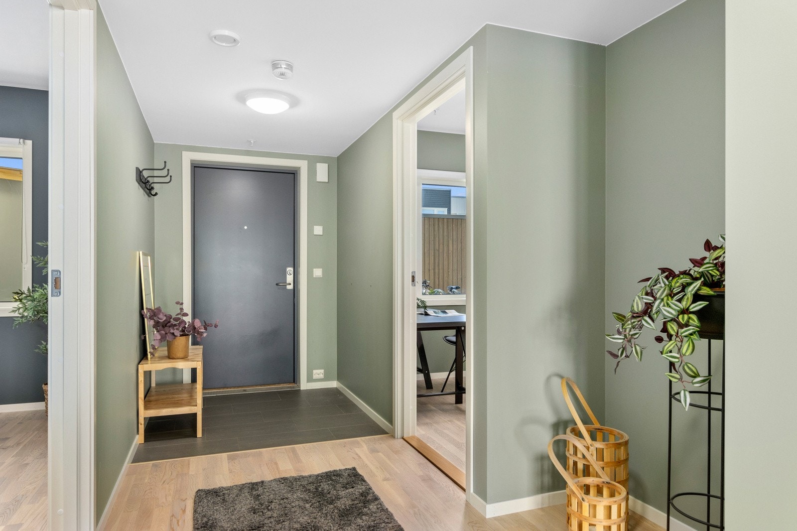 Romslig gang med varme i gulv. Nisje som egner seg godt til heng av yttertøy / garderobeløsning. Galleribilde