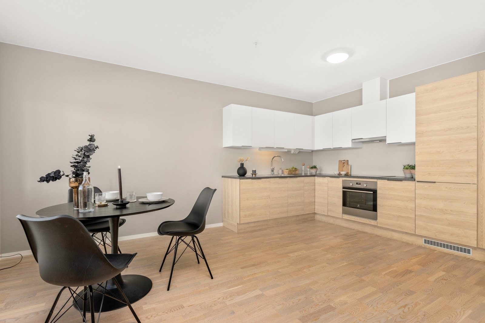 Lekkert kjøkken levert av Interiørsenteret - komplett med integrerte hvitevarer. Galleribilde