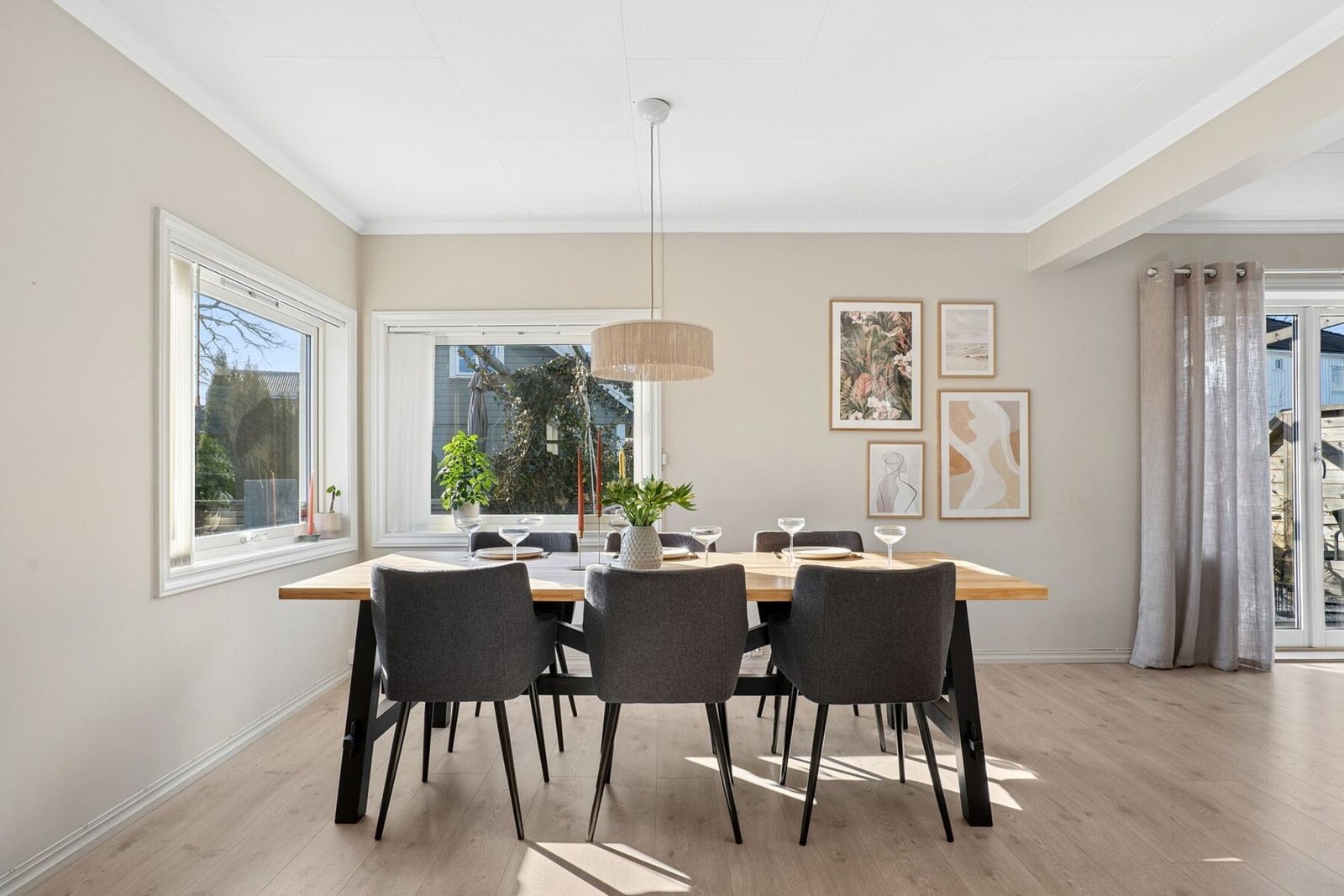 Luftig spisestue med plass til langbord Galleribilde