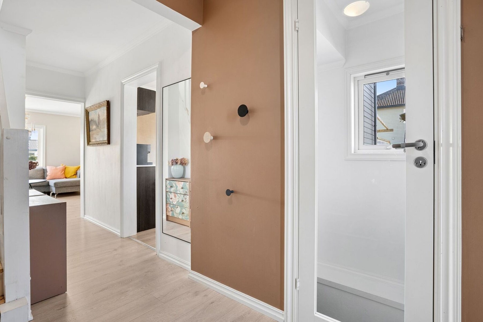 Praktisk entre med god plass til å henge fra seg yttertøyet Galleribilde