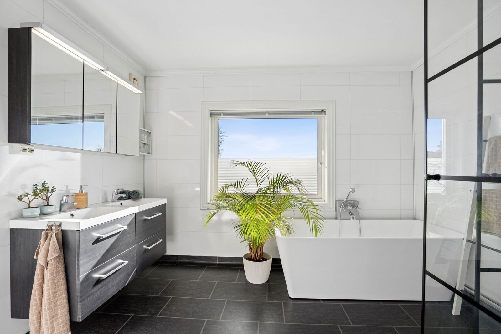 Lys, romslig og delikat bad med elektriske varmekabler Galleribilde