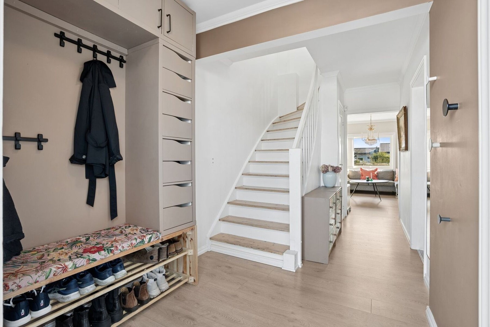 Plassbygde skuffer for ekstra oppbevaring Galleribilde