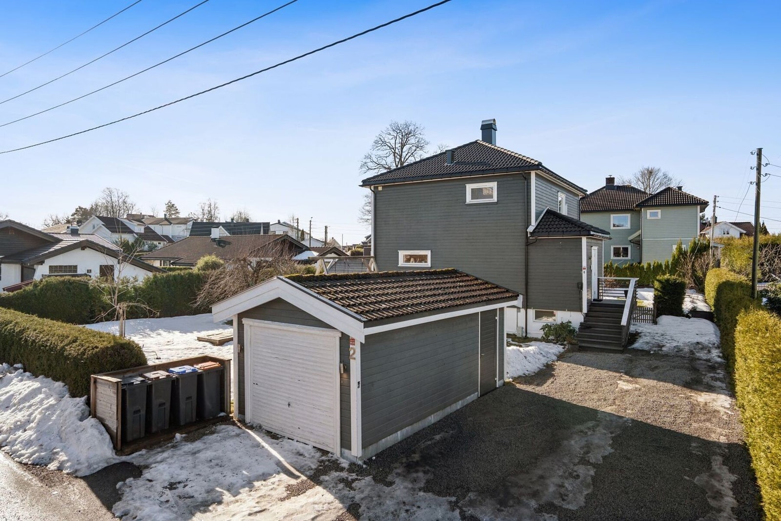 Parkering i garasje og på romslig gruset gårdsplass - med elbil lader Galleribilde