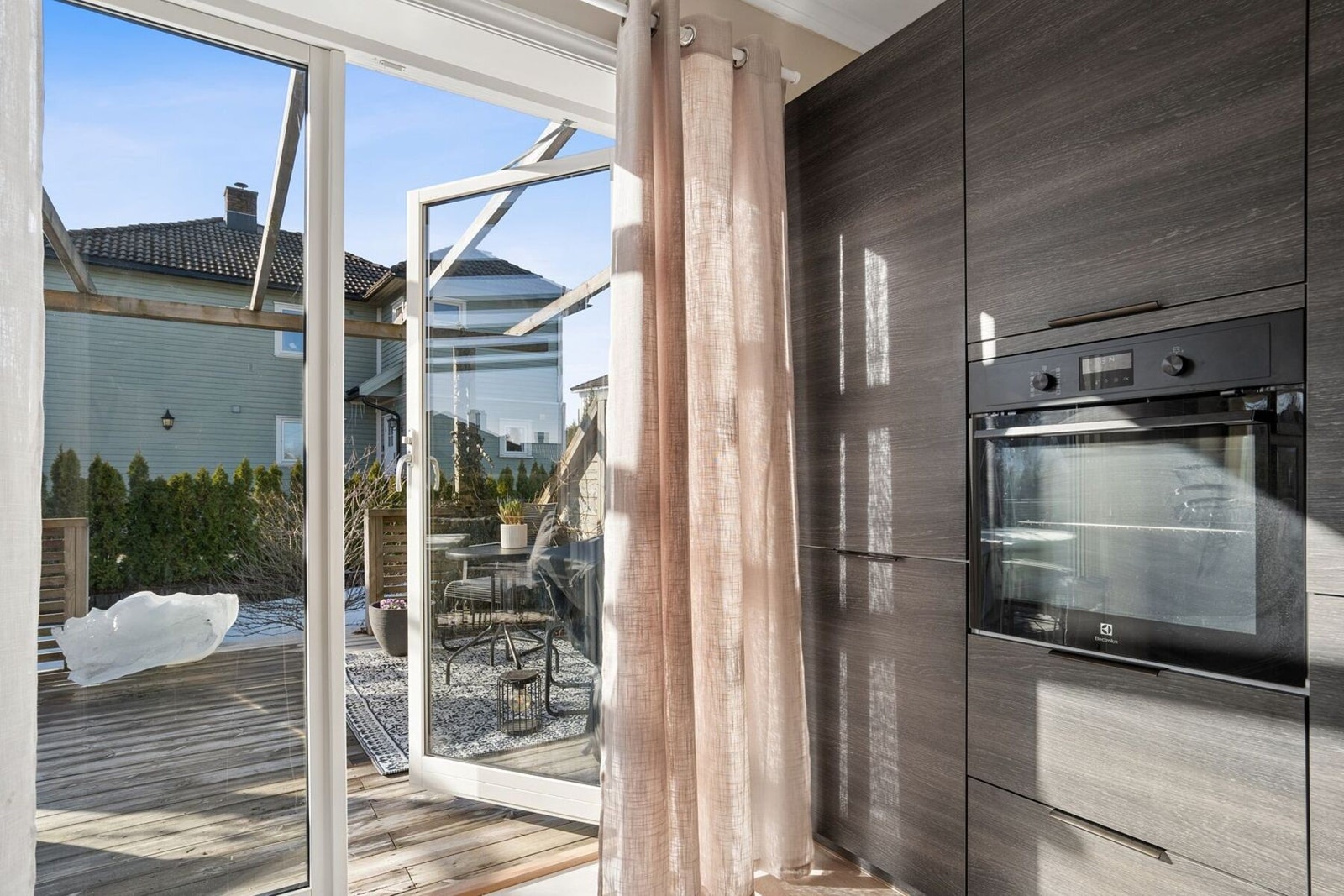 Fra kjøkkenet har du direkte adkomst til terrasse på hele 63 kvm Galleribilde