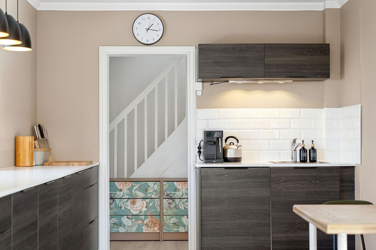 Rikelig med skap- og benkeplass, samt en ekstra sittesone Galleribilde