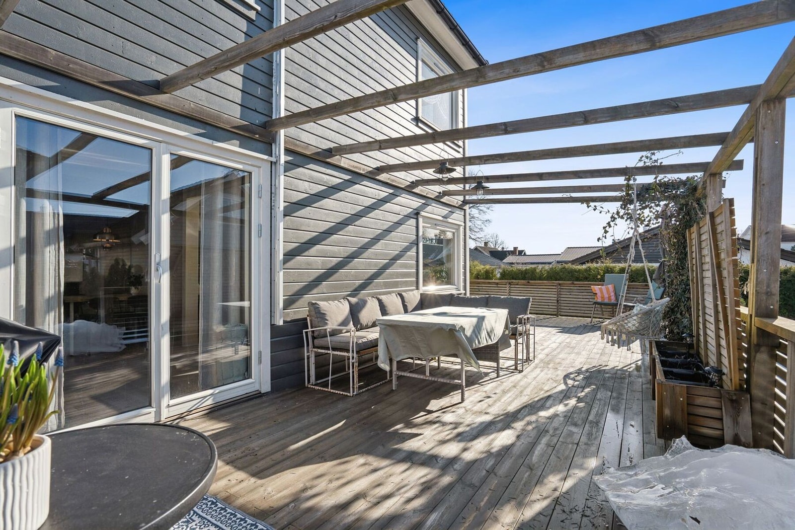 Stor syd/vest vendt terrasse med sol fra morgen til kveld hele året Galleribilde