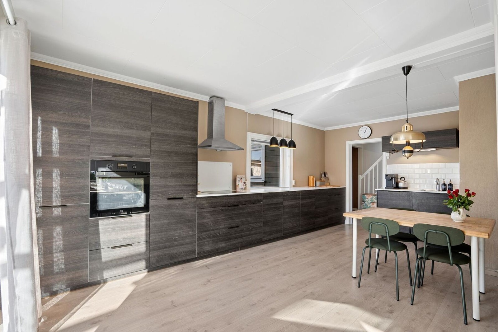 Kjøkken fra 2014 med rikelig skal-, skuff- og benkeplass Galleribilde