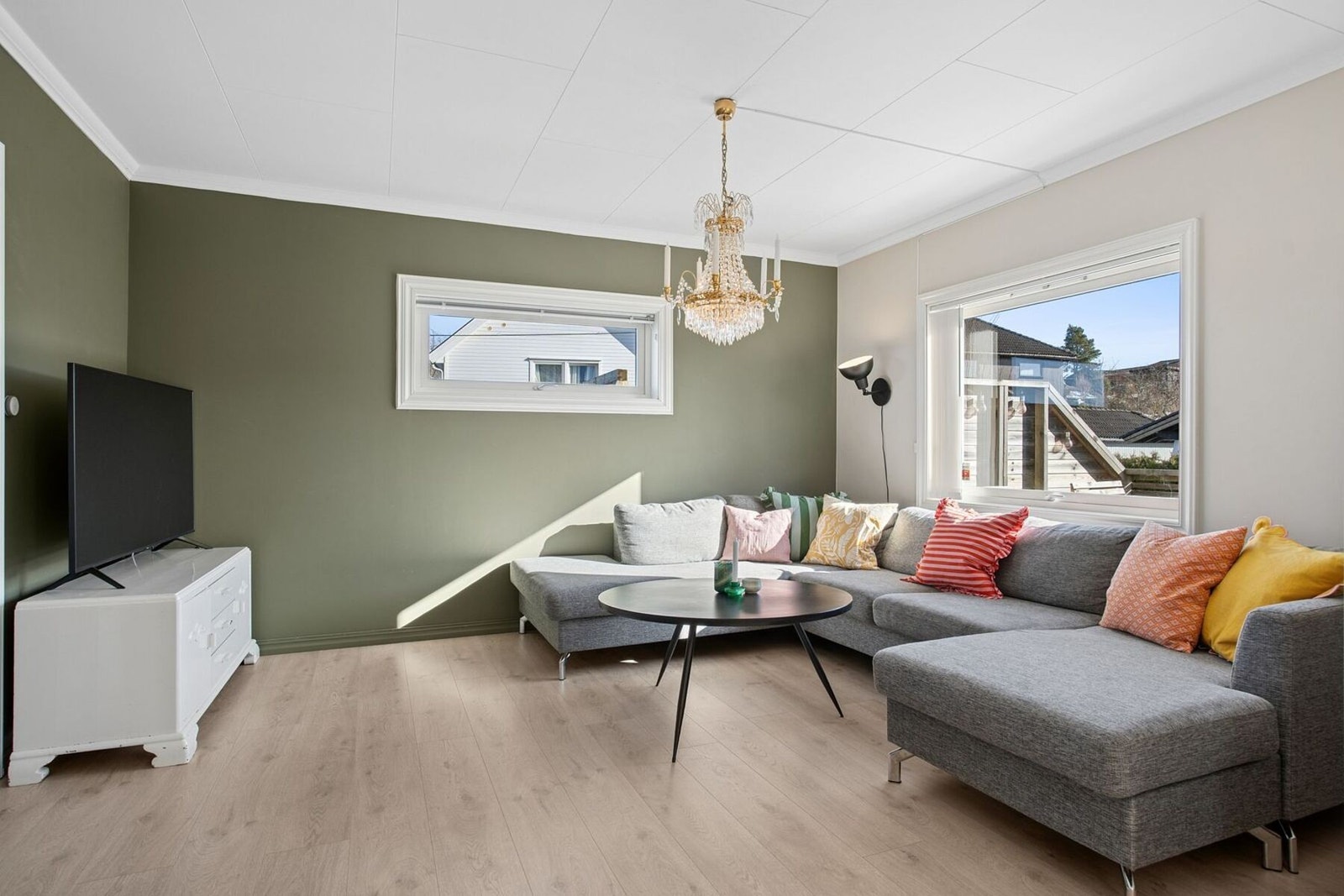 Romslig tv-krok med plass til hele familien Galleribilde