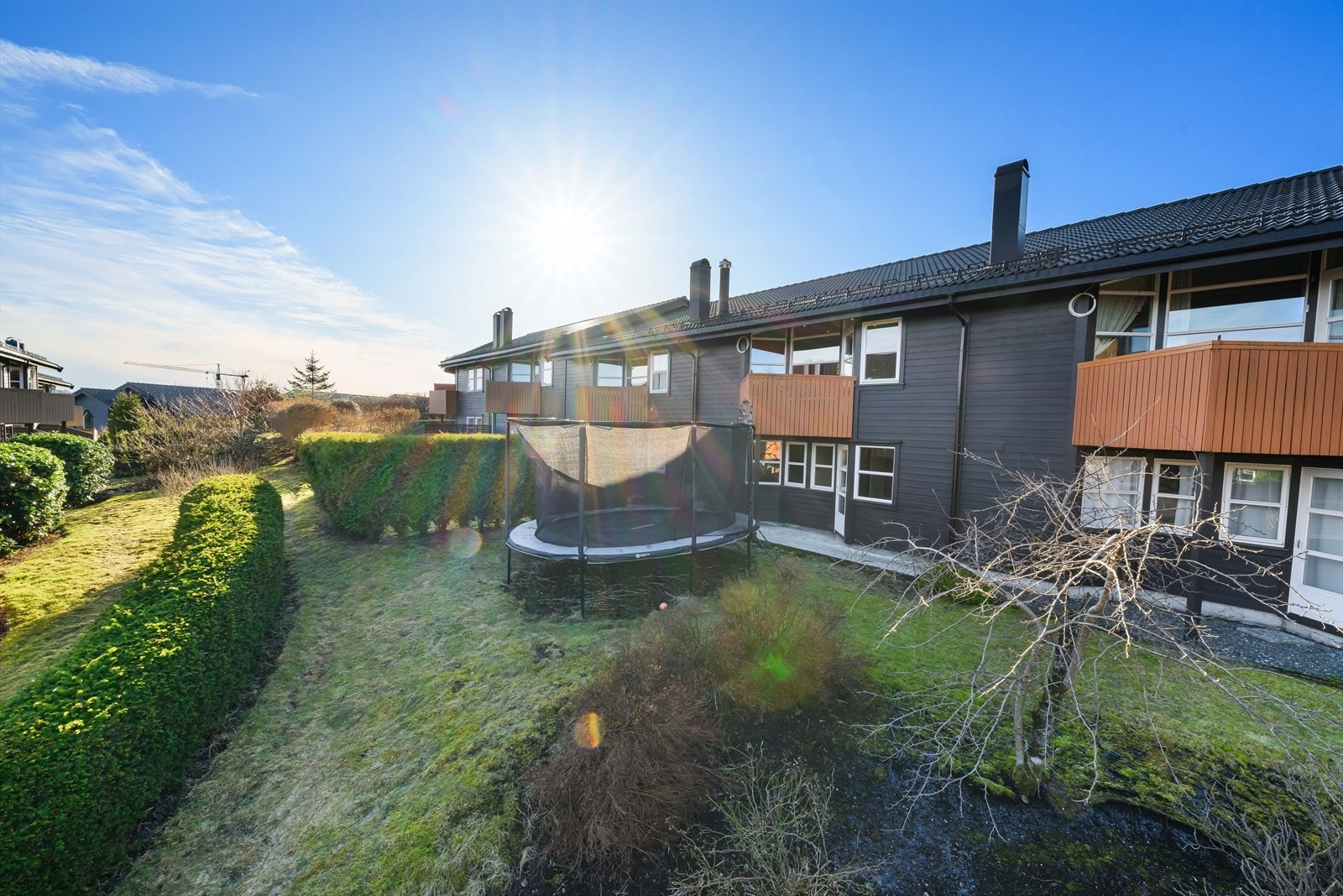 Her bor du i et inkluderende og sosialt nabolag med eget miljøutvalg som arrangerer hyggelige tilstelninger gjennom året, som lysfest før jul og St. Hans-feiring. Galleribilde