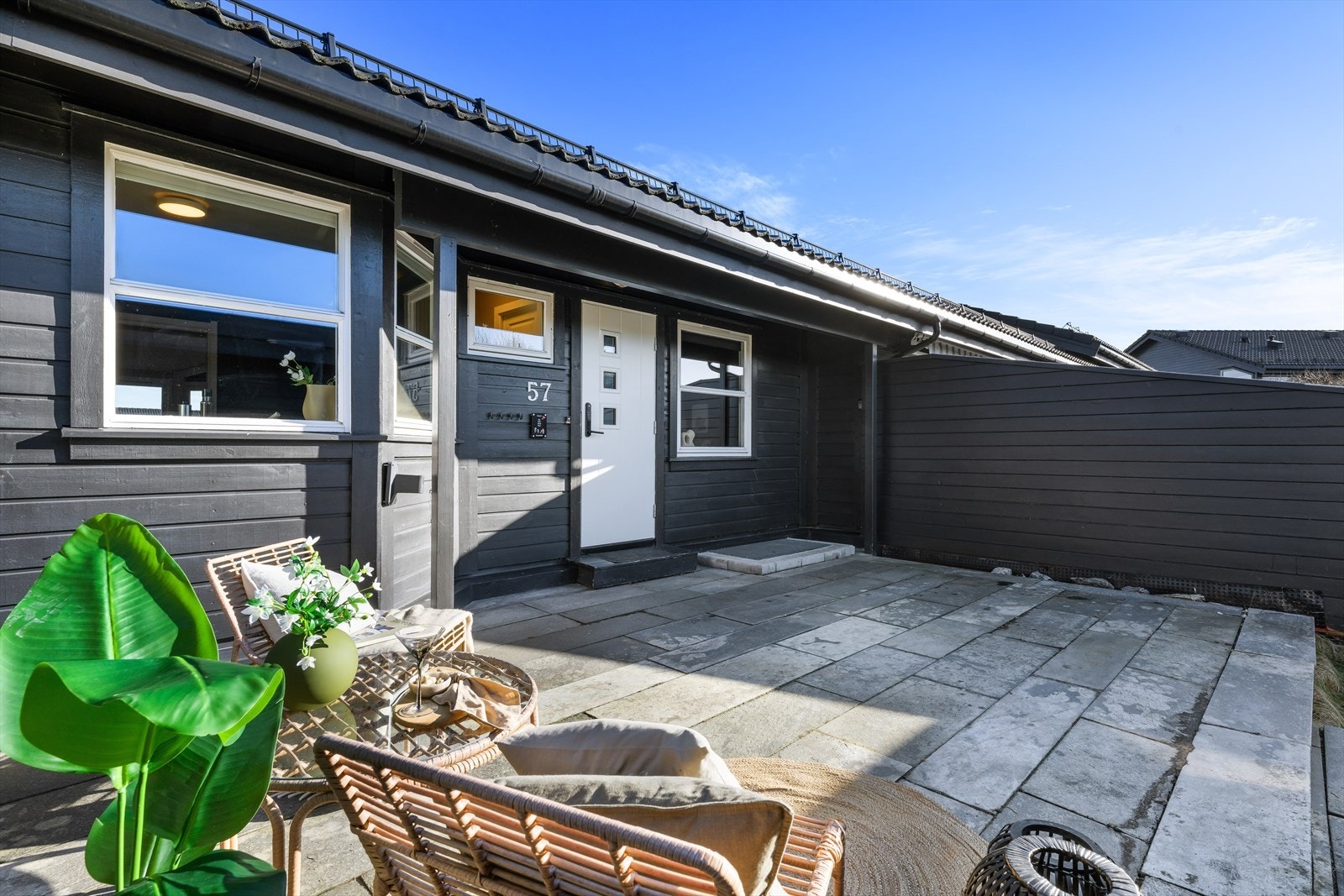 Flott opparbeidet uteplass med skifer ved inngangsparti med plass til sittegruppe og annen ønsket innredning. Galleribilde