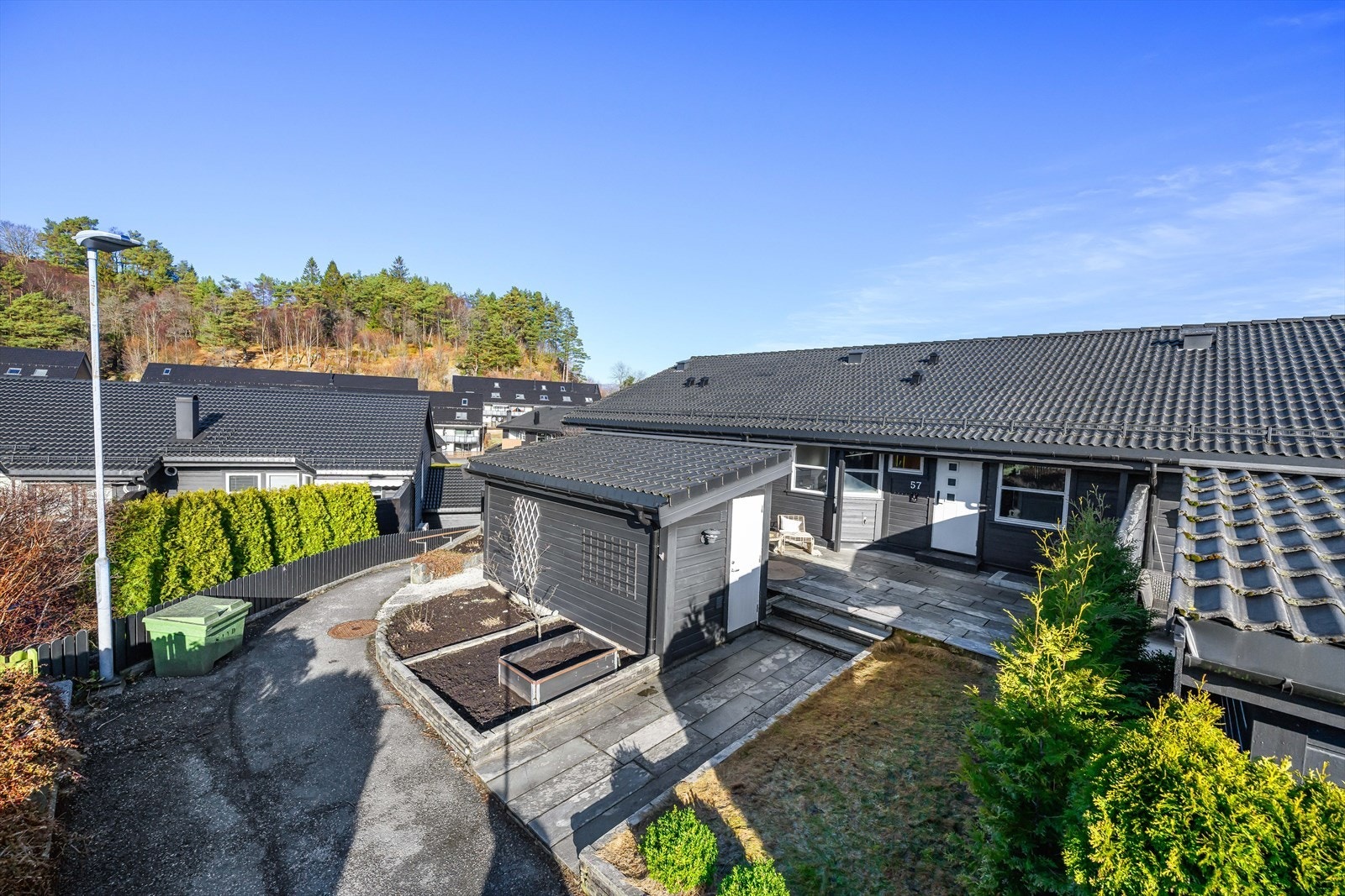 Fra boligen har du trygg gangvei til Skranevatnet skole, nærhet til barnehage, kulturskole, idrettshall, fotballbane og flere treningssentre. Galleribilde