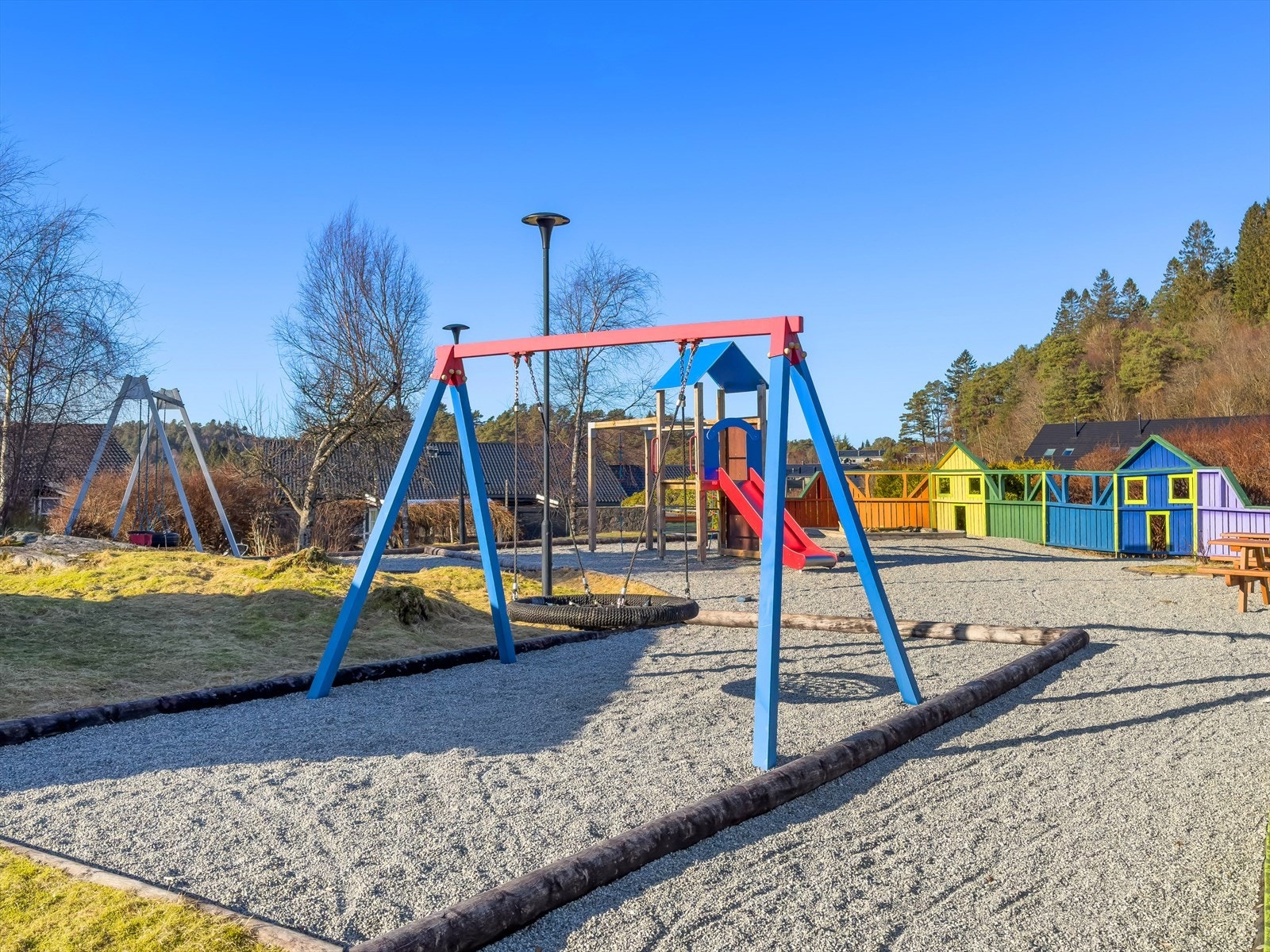 Flere lekeplasser i området. Lekeplass også like utenfor døren hvor man kan se barna fra kjøkkenvinduet. Galleribilde