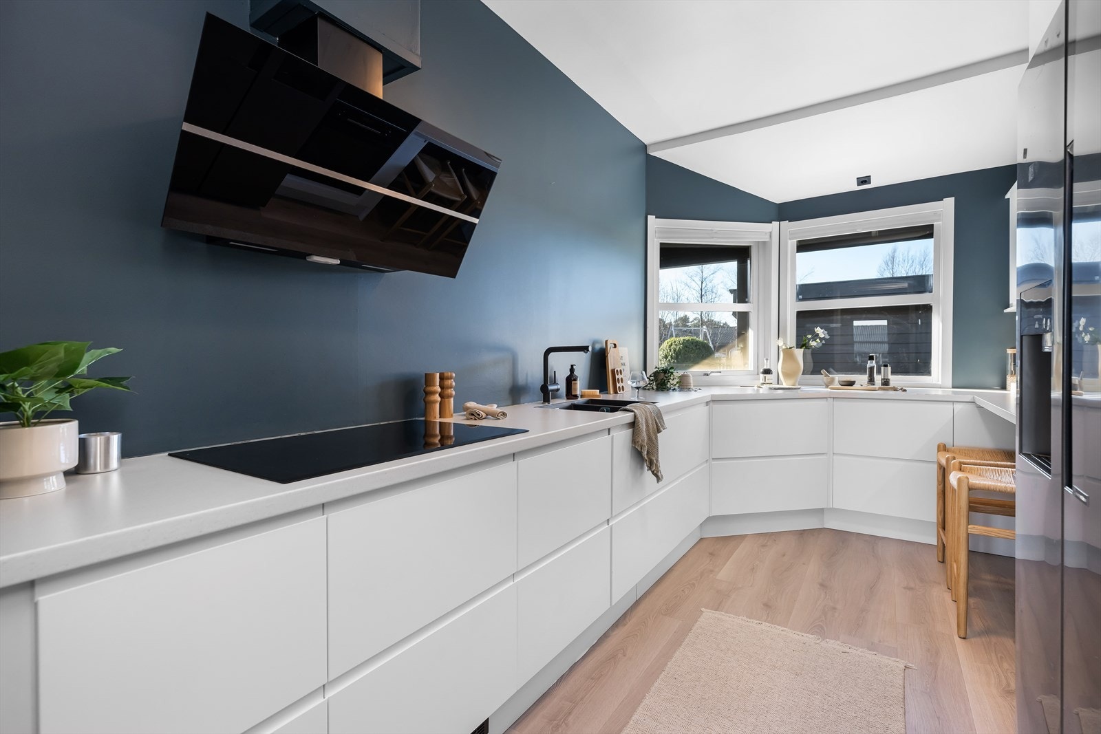 Boligen ble vesentlig oppgradert i 2021 med fornyet kjøkken, hovedbad og vaskerom samt rør-i-rør utførelse. Galleribilde