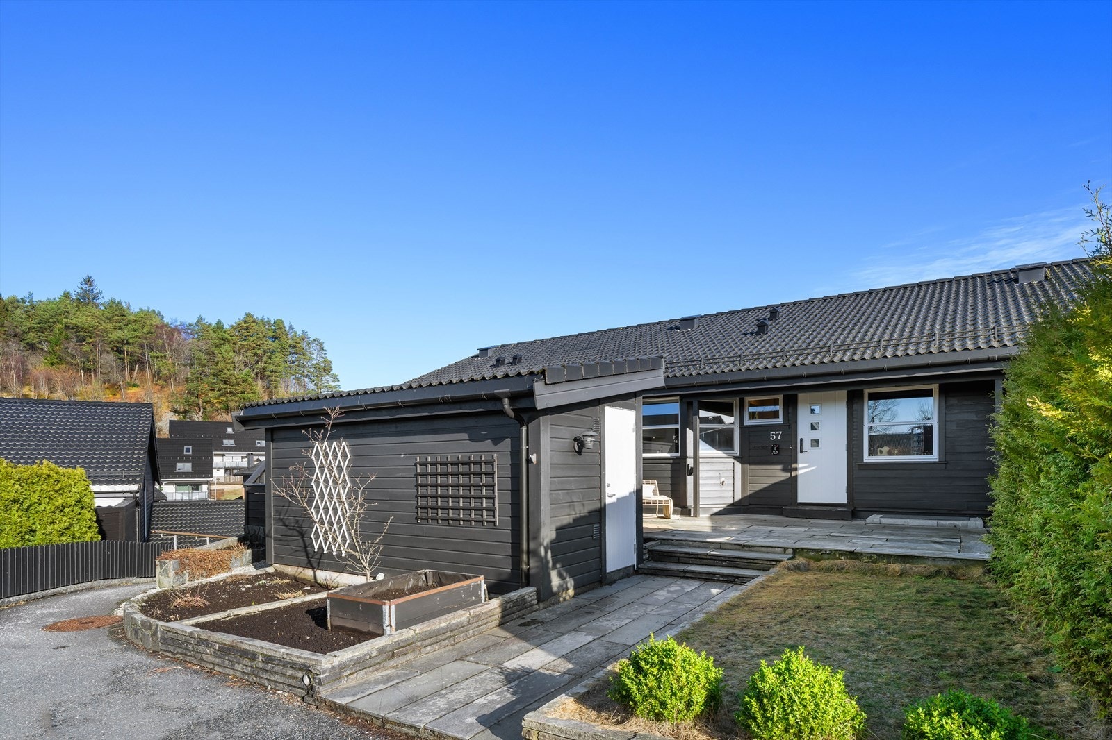 Et lekkert og innholdsrikt rekkehus med balkong, utebod og garasjeplass for en enkel hverdag i et meget barnevennlig område. Galleribilde