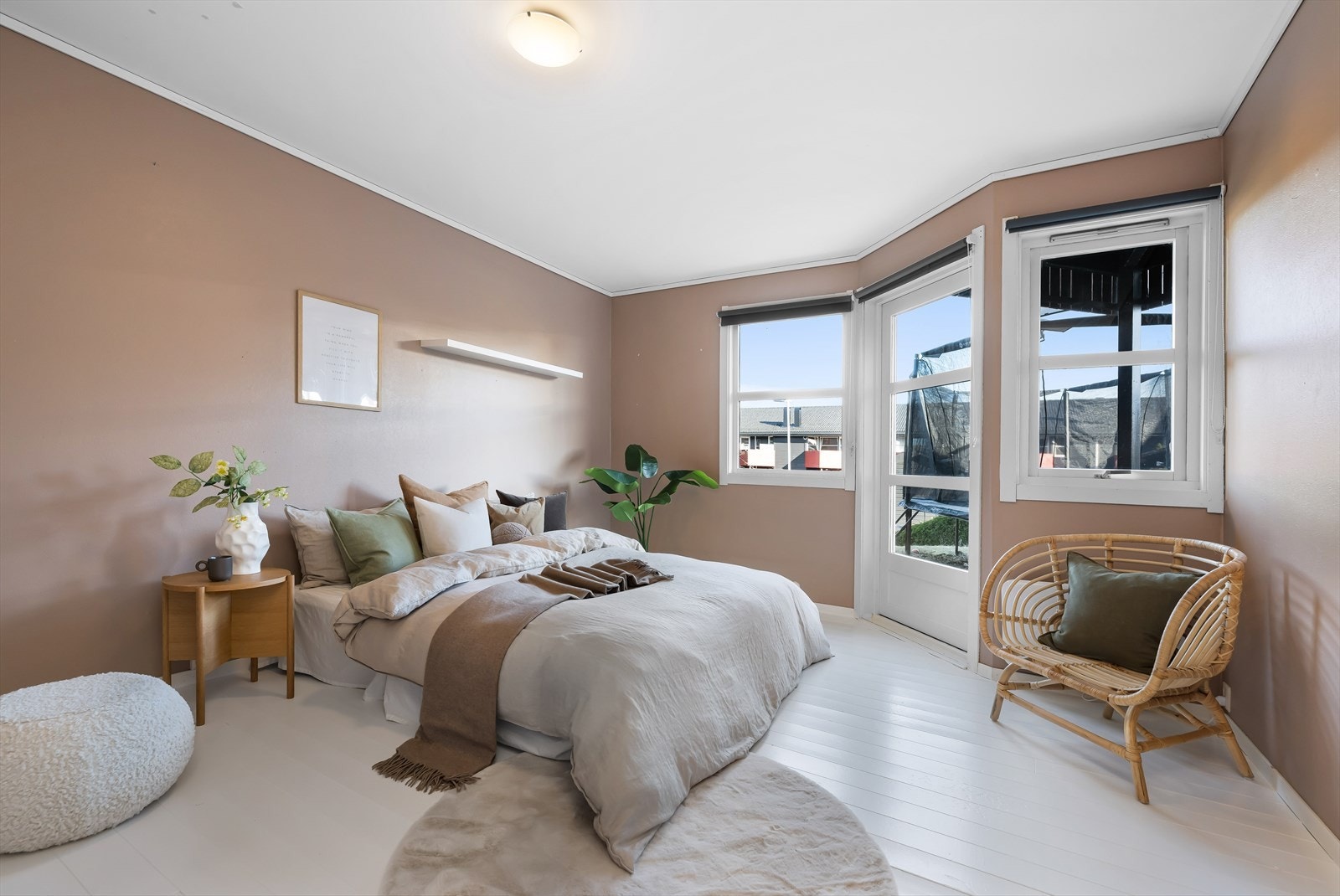 I underetasjen finner du ytterligere tre soverom av god størrelse med plass til dobbeltseng, garderobe og annen ønsket innredning. Galleribilde