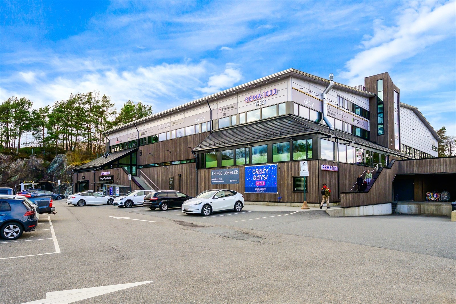 Det er gangavstand til både buss og bybane, dagligvarebutikker, treningssenter, frisør m.m. Galleribilde