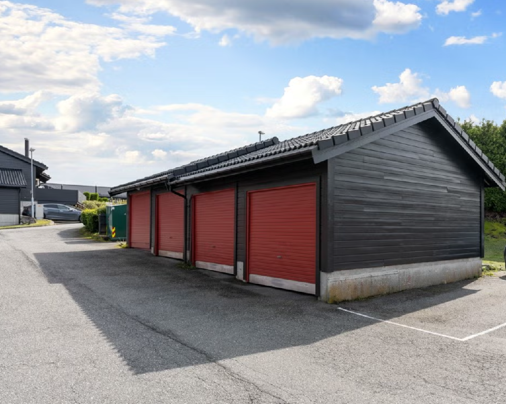 Garasjen som tilhører er nr 2 fra venstre. Galleribilde