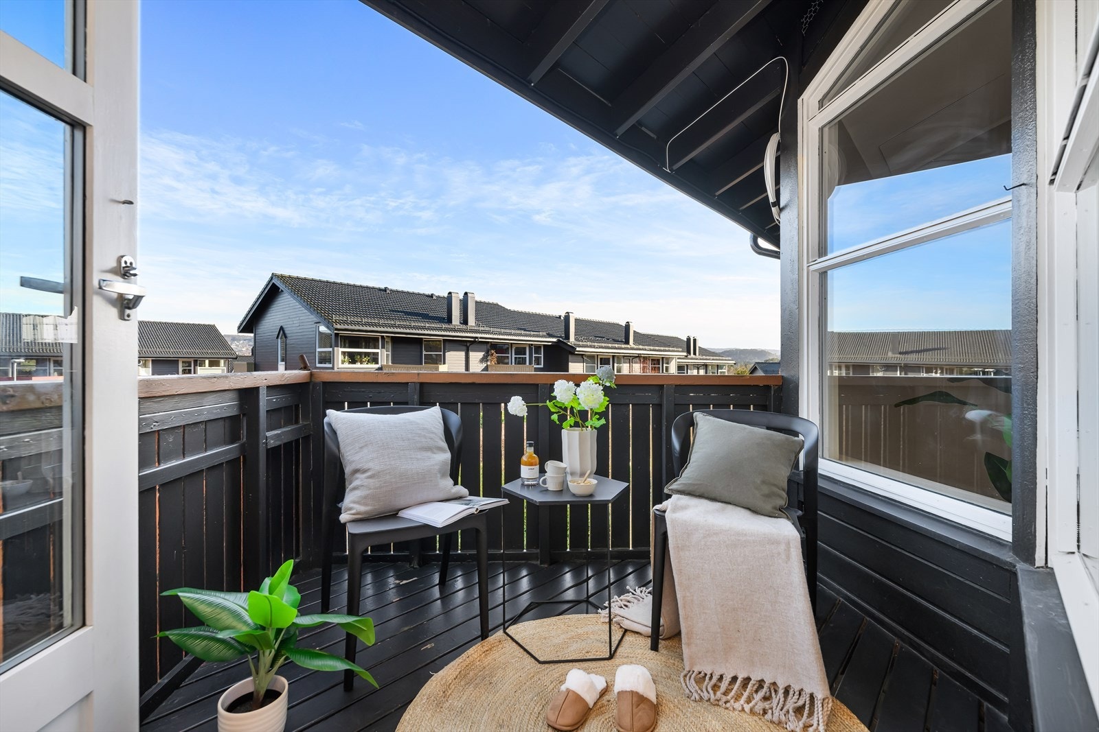 Fra stuen har du utgang til egen balkong med plass til sittegruppe og annen ønsket innredning. Galleribilde