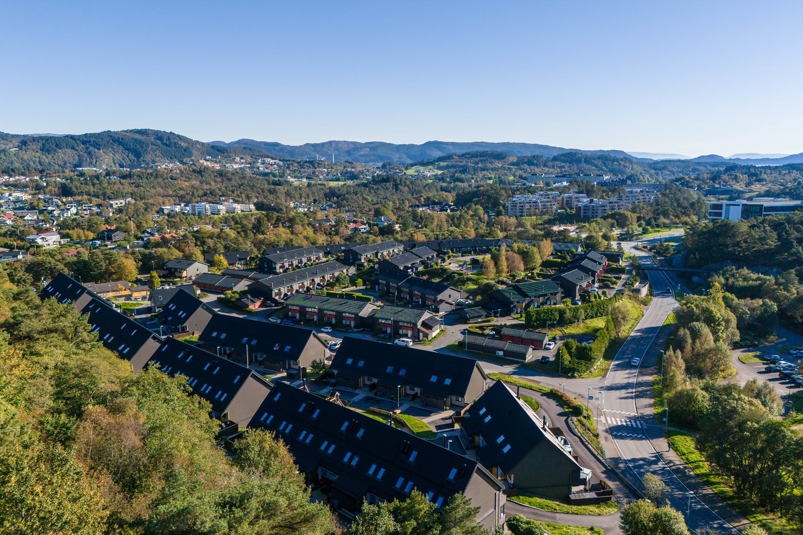 I tillegg byr nærområdet på flotte turmuligheter rundt Skranevatnet og opp mot Storrinden med flott utsikt og oversikt over flytrafikken på Flesland - gøy for både store og små. Galleribilde