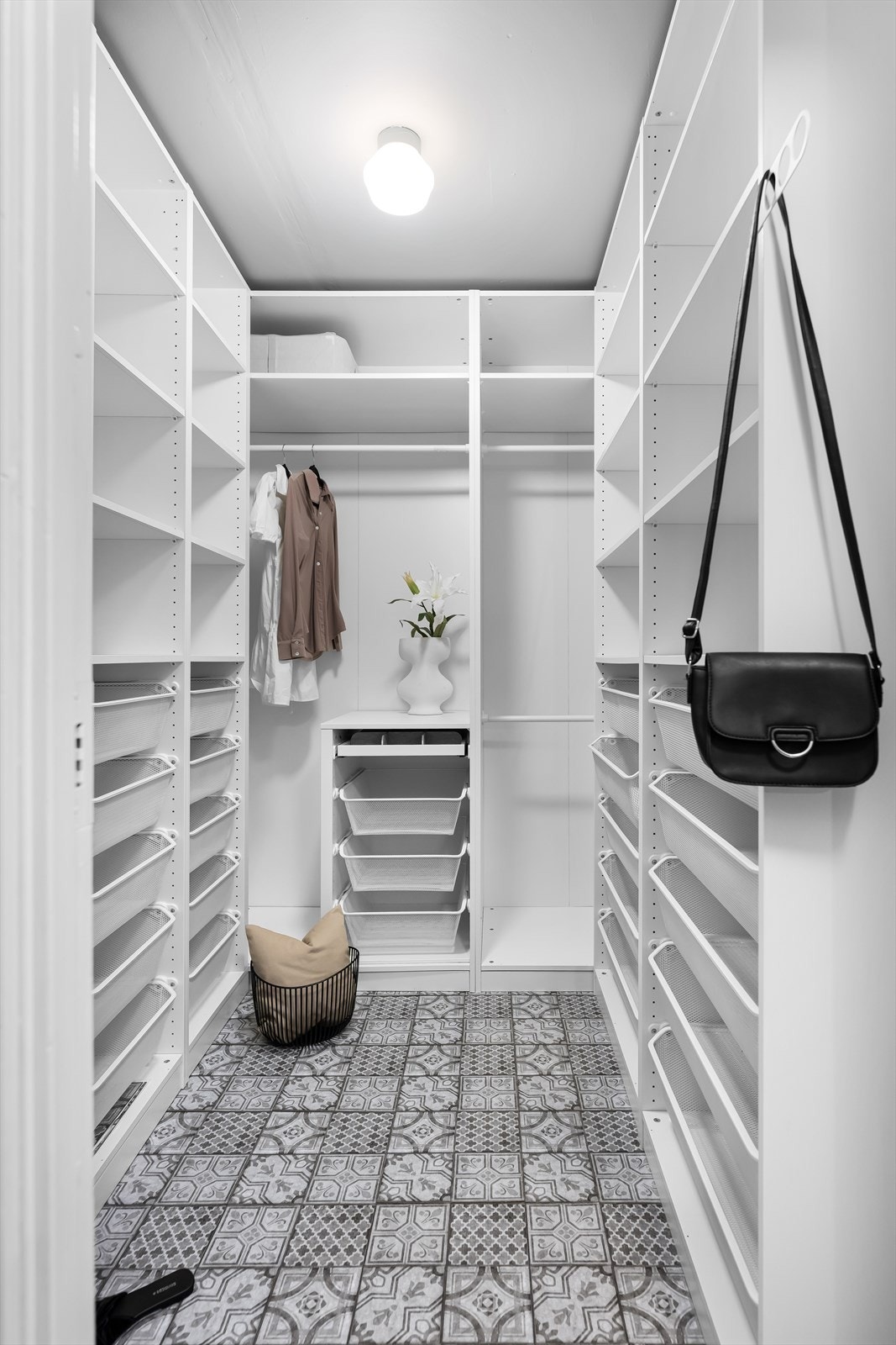 Boden er innredet med garderobe og fungerer som et walk-in-closet. Galleribilde