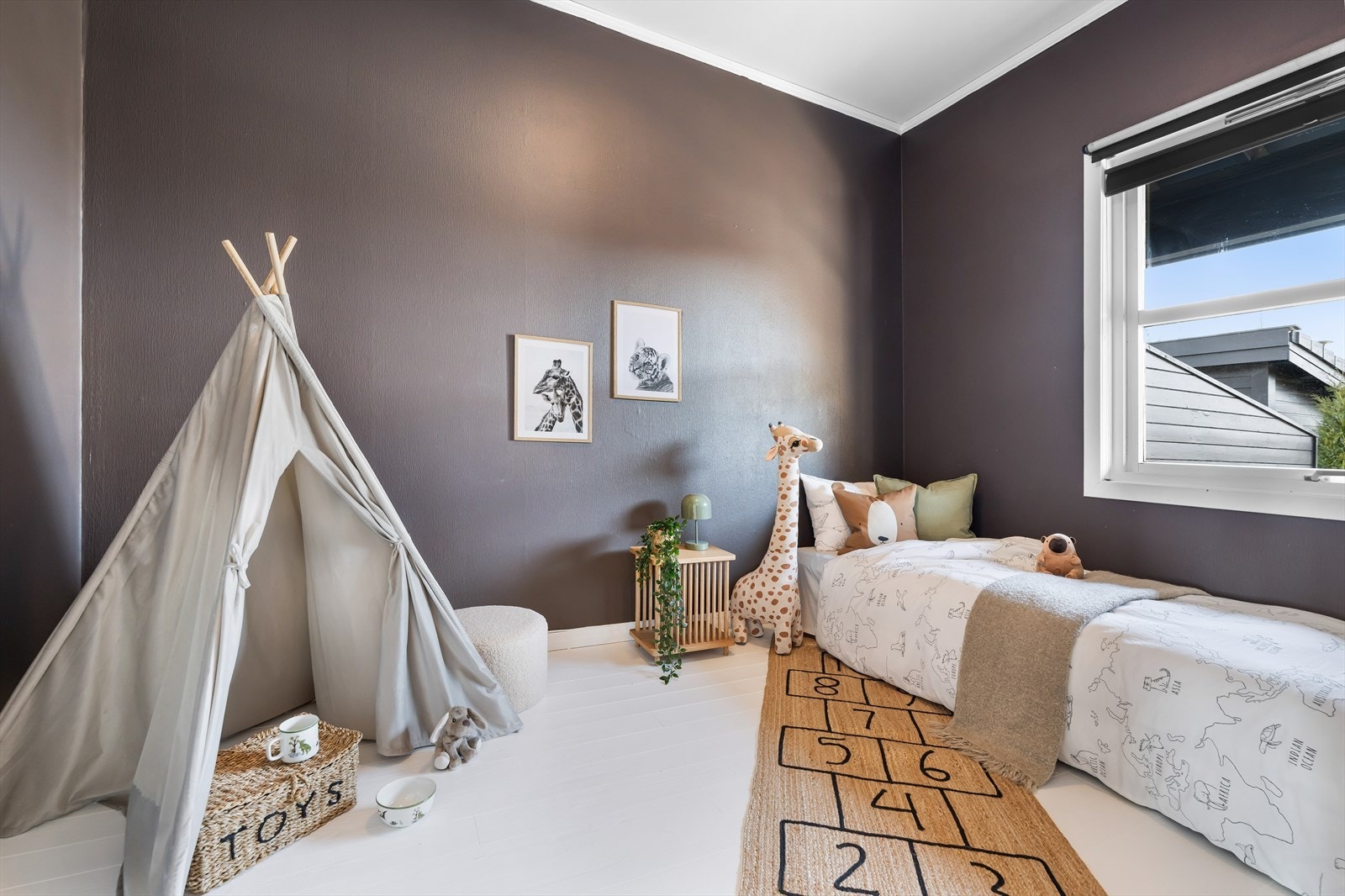 Soverom 1.etasje med god plass til seng, garderobe og annen ønsket innredning. Galleribilde