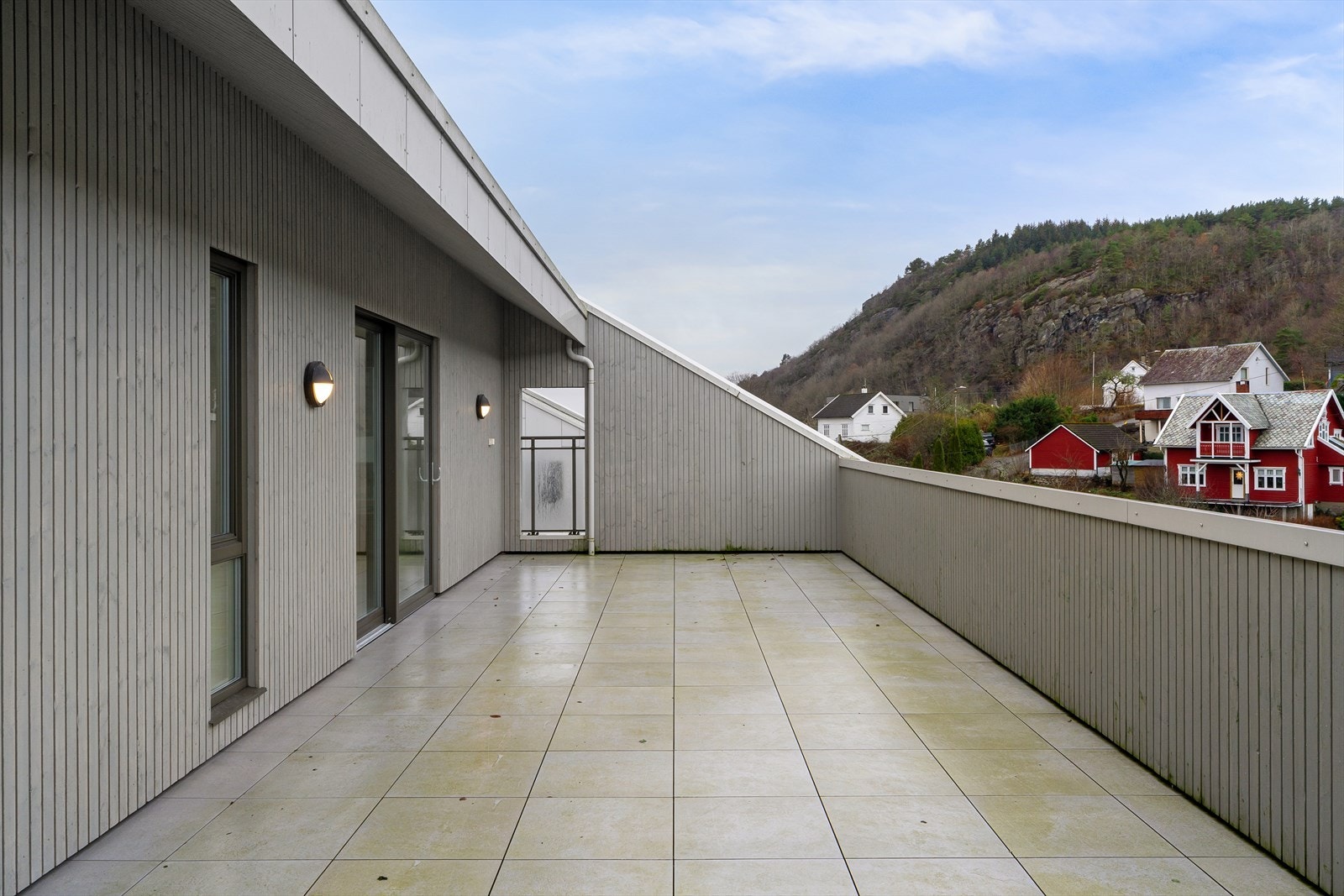 Stor og usjenert terrasse Galleribilde