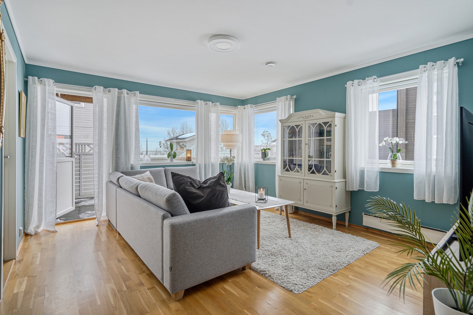 Fra stuen nede er det utgang til solrik markterrasse Galleribilde