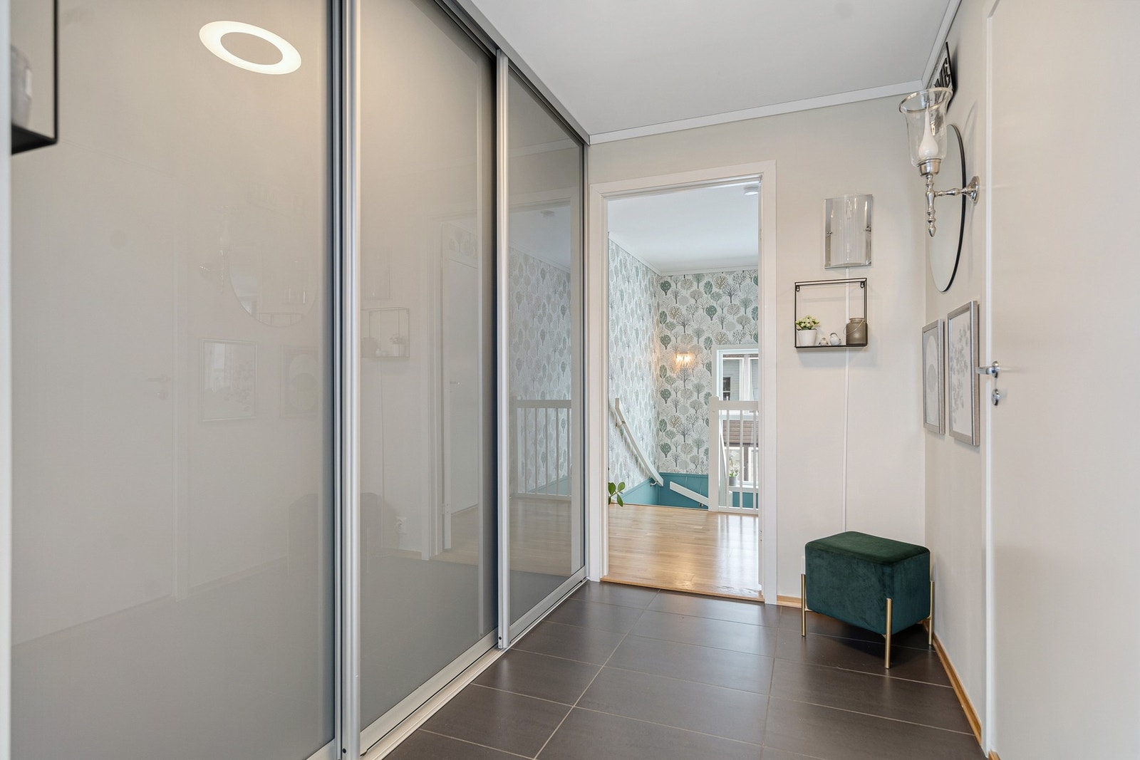 Inngangsparti i hovedplanet - Mye garderobeskap Galleribilde