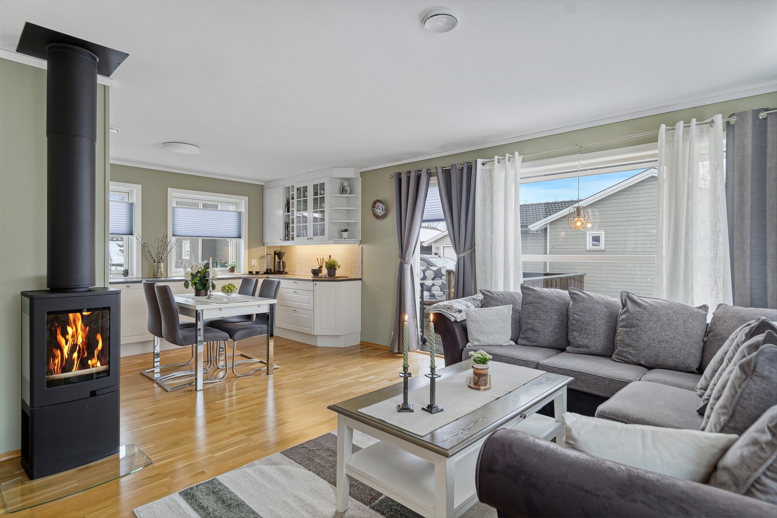 Flott åpen stue- og kjøkkenløsning med vinduer fra tre sider Galleribilde