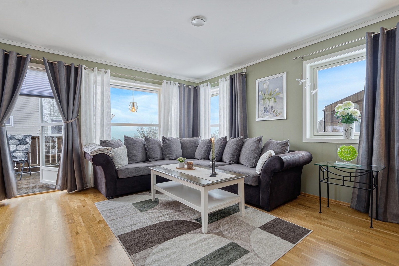 Fra stuen er det utgang til herlig solrik balkong Galleribilde