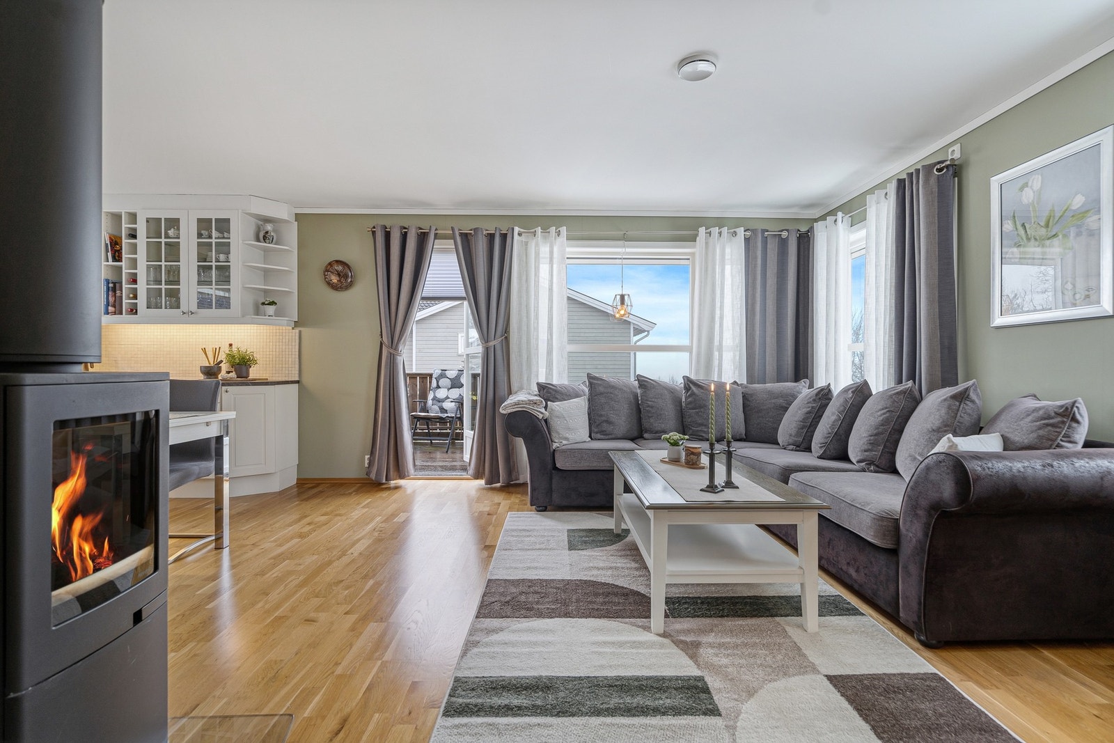 I rommet er det god plass til sofaløsning med tilhørende møblement og spiseplass Galleribilde