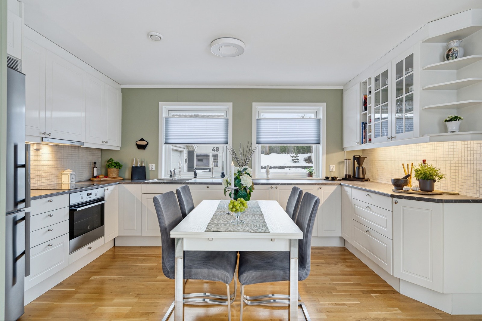 Kjøkkenet har integrerte hvitevarer som Galleribilde