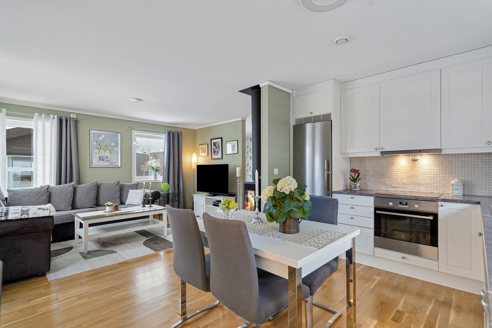 Lyst og pent kjøkken med mye skap- og benkeplass! Galleribilde