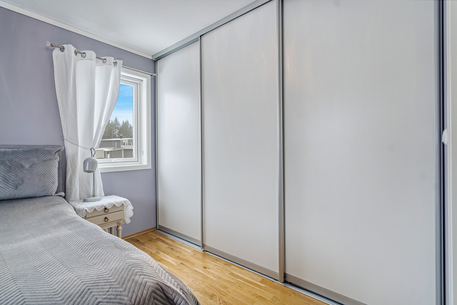 Garderobeskap på hel vegg på soverommet Galleribilde