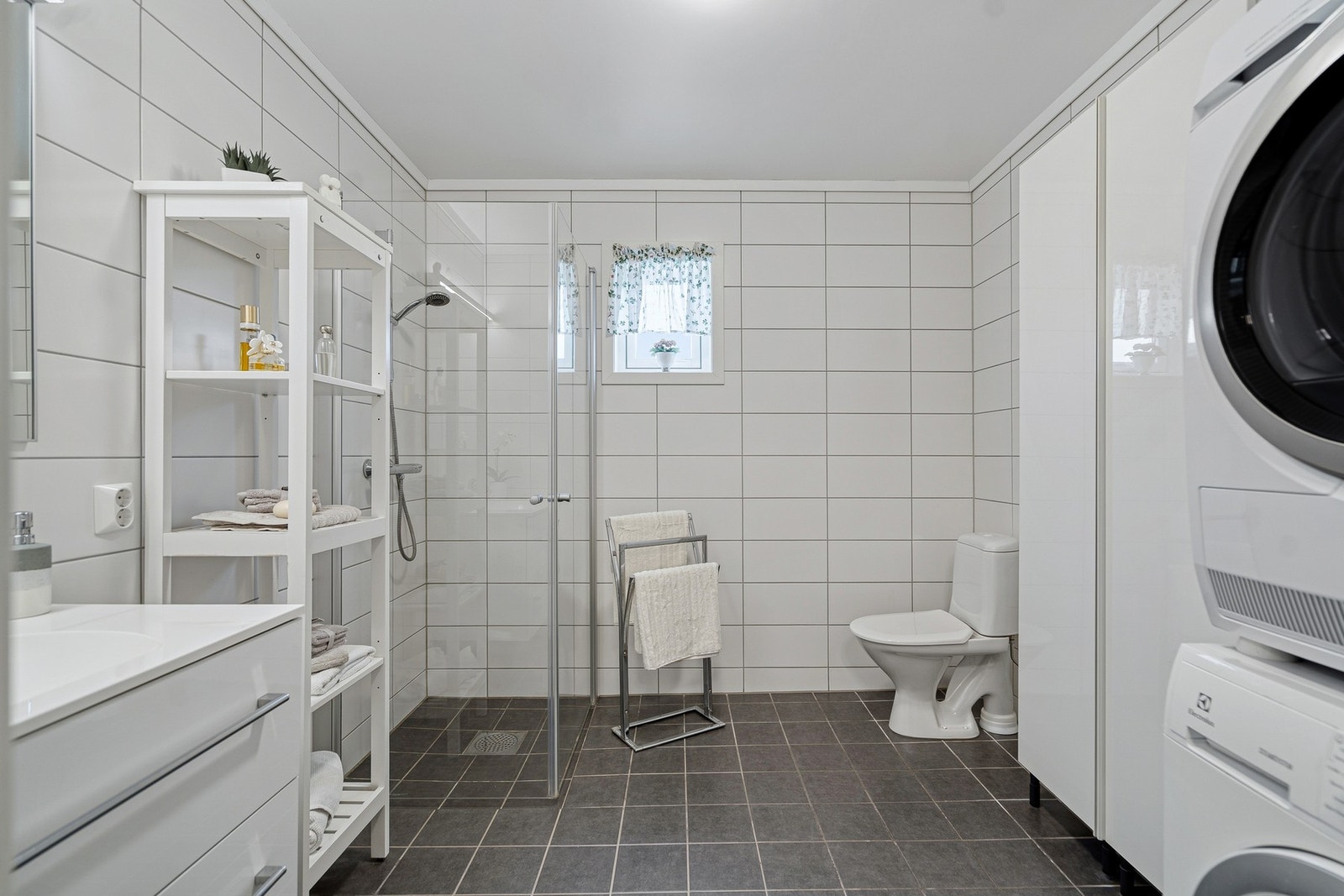 Det er opplegg til vaskemaskin på badet Galleribilde